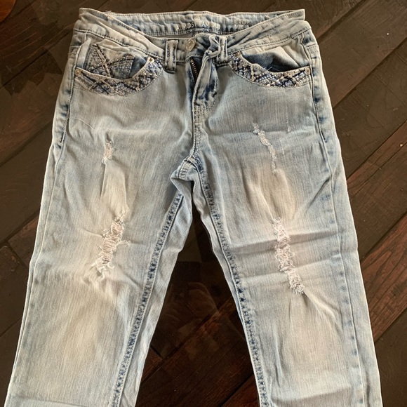 Almost Famous Light Wash Cropped Jeans - Picture 2 of 5